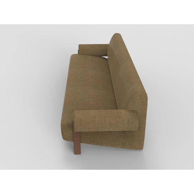 Underpinned by a minimalist and sophisticated aesthetic of clean lines.