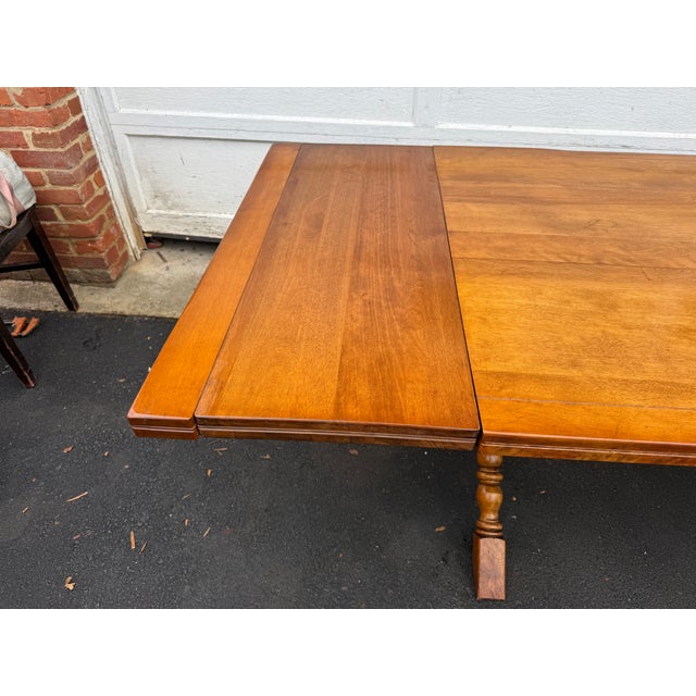 Mid 20th Century Vintage Cushman Colonial Creations Farmhouse Style Solid Maple Sawbuck Table With Trestle Base With 2 Leaves For Sale - Image 5 of 17