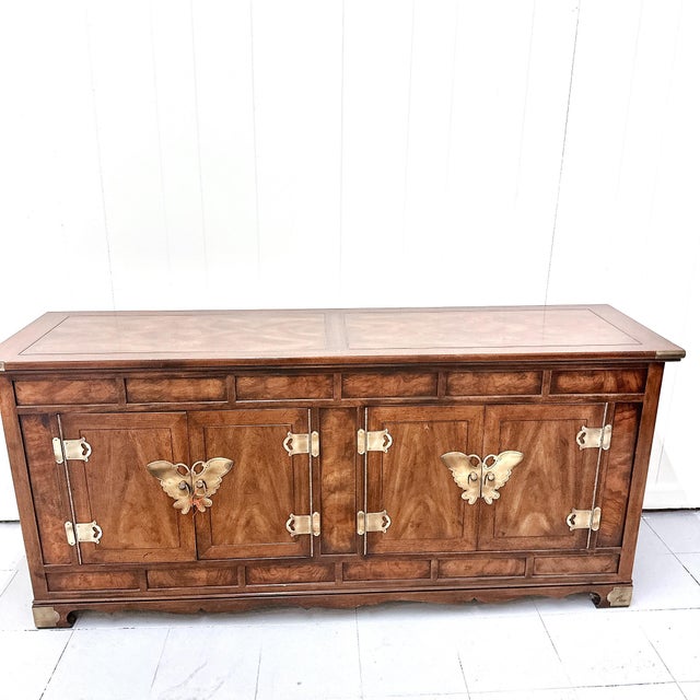 Henredon Vintage Henredon Hollywood Regency Sideboard Credenza Brass Butterfly Hardware, Attributed For Sale - Image 4 of 16