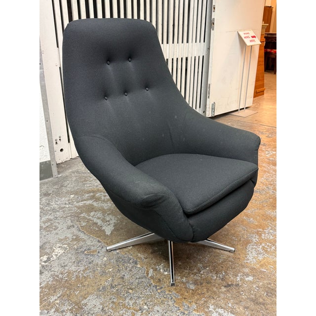 Mid-Century Modern Vintage Mid Century Modern Swivel Chair For Sale - Image 3 of 12