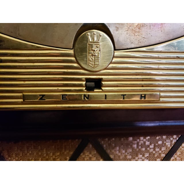 Round screen TV from the 1940s with dark wood case, original mirror finish intact. In great original vintage condition,...