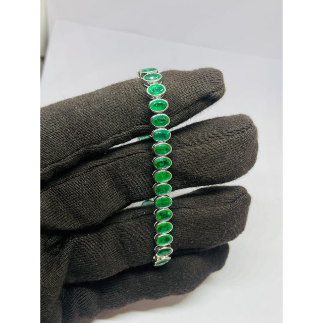 Early 21st Century Natural 18k Gold Emerald Bracelet, 16.15ct For Sale - Image 5 of 8