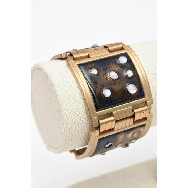 Vintage White and Brown Enamel Gold Plated Abstract Dot Link Cuff Bracelet, 1950's For Sale In Miami - Image 6 of 8