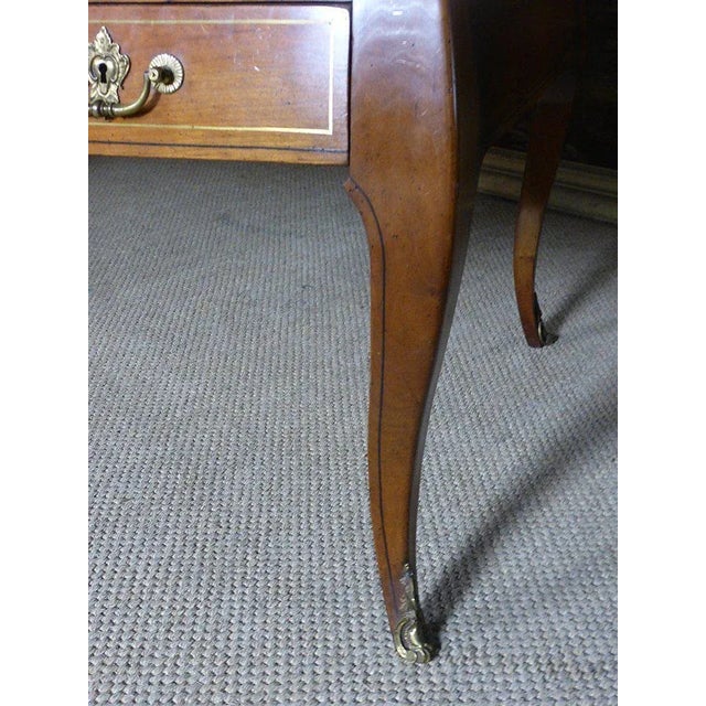 Very large Regency style desk in blond walnut from the mid 20th century. This large desk also has two side pulls. It is of...