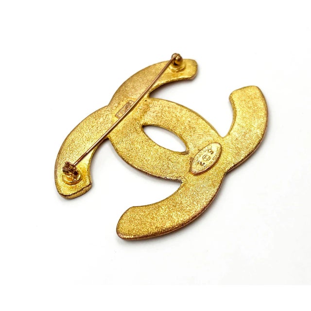 This is part of Chairish’s Costume Jewelry assortment. Chanel Vintage Gold Plated Matte CC Mini CC Large Brooch * Marked...