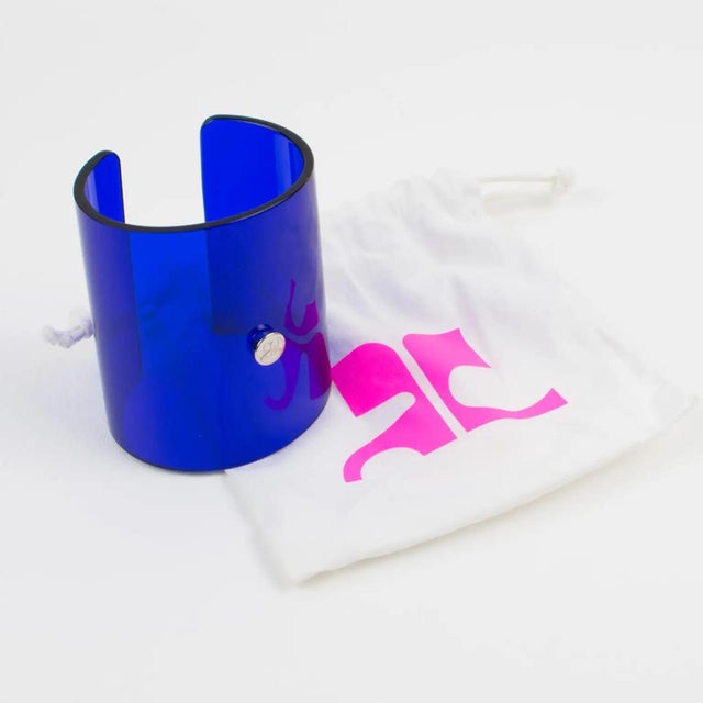 Mid-Century Modern Courreges Paris Cobalt Blue Acrylic Lucite Cuff Bangle Bracelet For Sale - Image 3 of 10