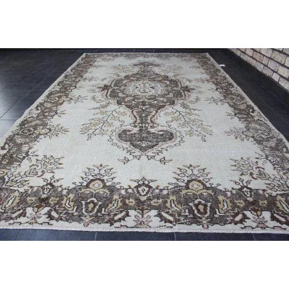 Turkish 1960s Vintage Turkish Hand-Knotted Rug - 6′ × 10′ For Sale - Image 3 of 10