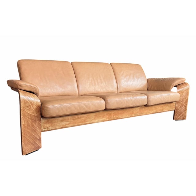 Ekornes Stressless Pegasus Reclining Sofa in Camel Leather & Sculptural Wood Frame – Norway, 1980s For Sale - Image 12 of 12