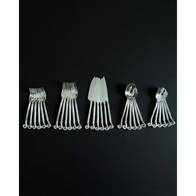 Add an original and elegant touch to your meals with this superb set of vintage stainless steel cutlery, featuring a bold...