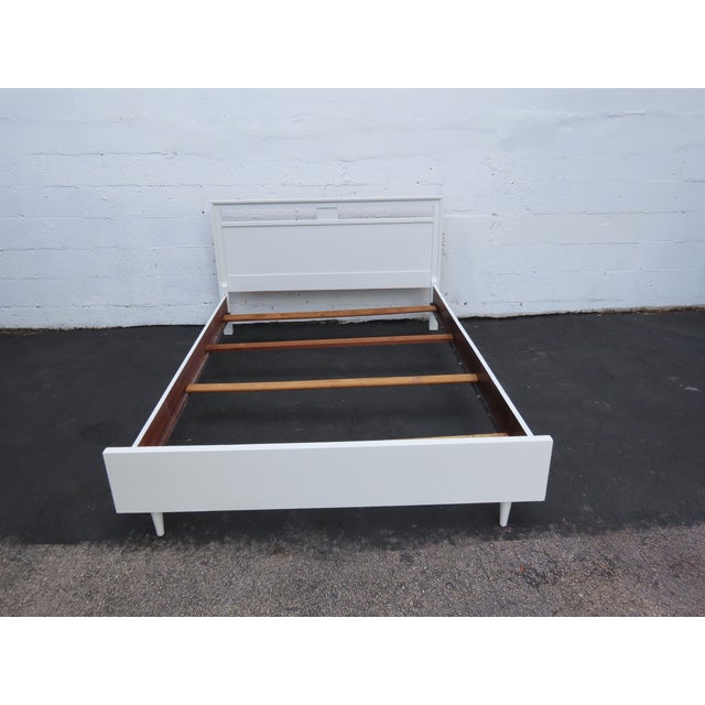 Mid Century Modern Painted White Full Size Bed 6574 For Sale - Image 9 of 12