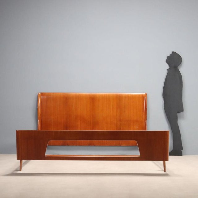 Double bed from the 1960s with a mahogany veneer frame. The Italian craftsmanship is reflected in the simple lines and...