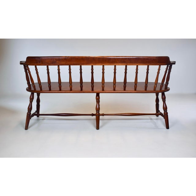 Philadelphia Windsor Style Lowback Bench Settee, 20th Century For Sale - Image 10 of 15