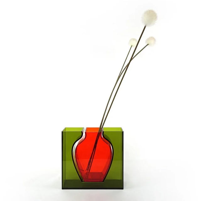 The archetypical red transparant vase fits exactly in the green transparent vase, which slides around it like a mould....