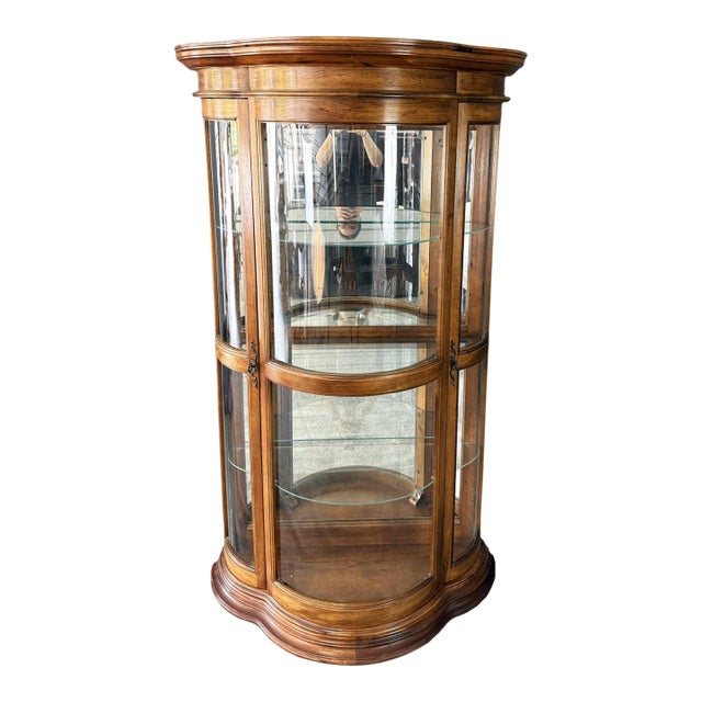 Late 20th Century Pulaski Furniture Co. Bombe Front Curio Cabinet For Sale