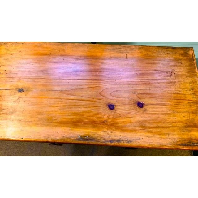 Antique American Early 19th Century 2 Drawer Pine Blanket Chest For Sale In Boston - Image 6 of 11