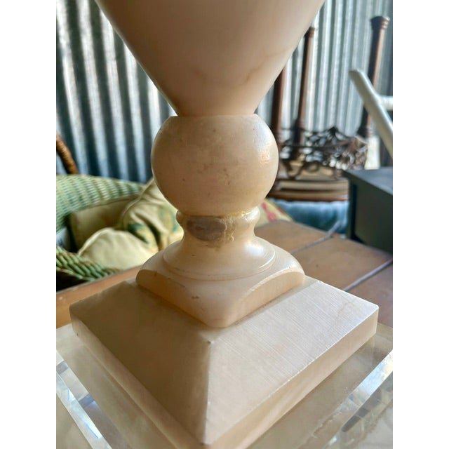 Mid 20th Century Hollywood Studio Alabaster & Lucite Neoclassical Table Lamp For Sale - Image 4 of 4