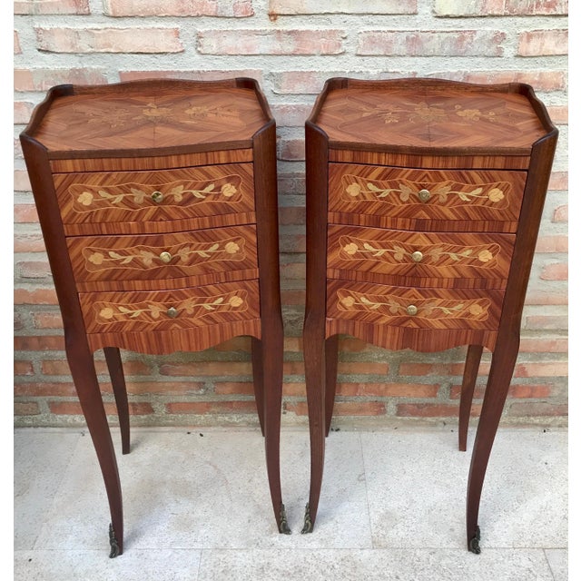 1920s Pair of French Louis XV Style Marquetry Bedside Tables with Three Drawers, 1920s For Sale - Image 5 of 13