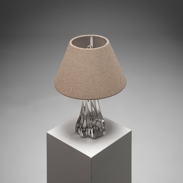 This elegant crystal table lamp was produced by the renowned French crystal manufacturer Baccarat circa 1960. Showcasing...