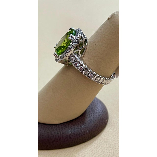 7 Carat Oval Peridot and 1.2 Carat Diamonds 14 Karat White Gold Cocktail Ring For Sale In New York - Image 6 of 18