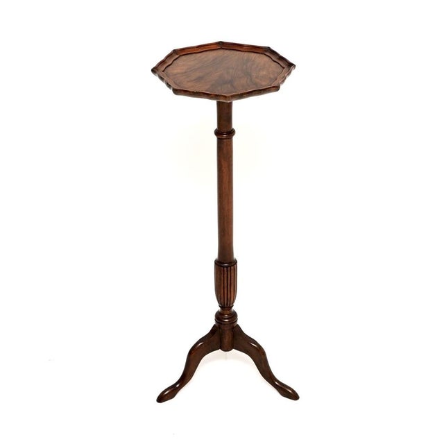 A beautiful antique Georgian style figured walnut side table / stand. This was made in England, it dates from around the...