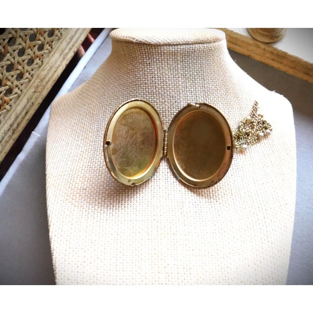 Art Deco Vintage Large Etched Locket, Black Stone, Gold Leaf Fleur De Lis For Sale - Image 3 of 12