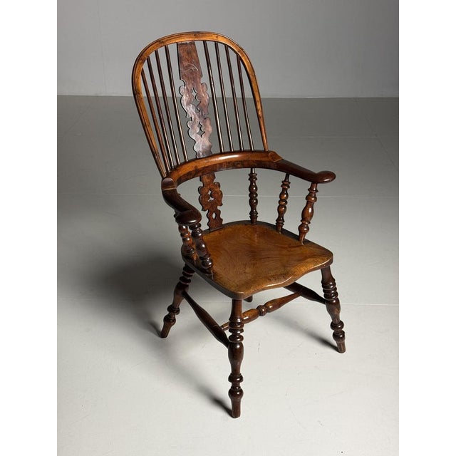 English Windsor Chair in Yew Wood For Sale - Image 4 of 18