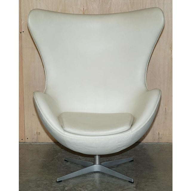 Set of Cream Leather Egg Chair & Footstool from Fritz Hansen For Sale - Image 6 of 18