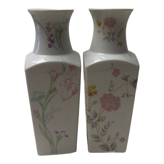 Pair of Vintage Floral Japanese Vases For Sale