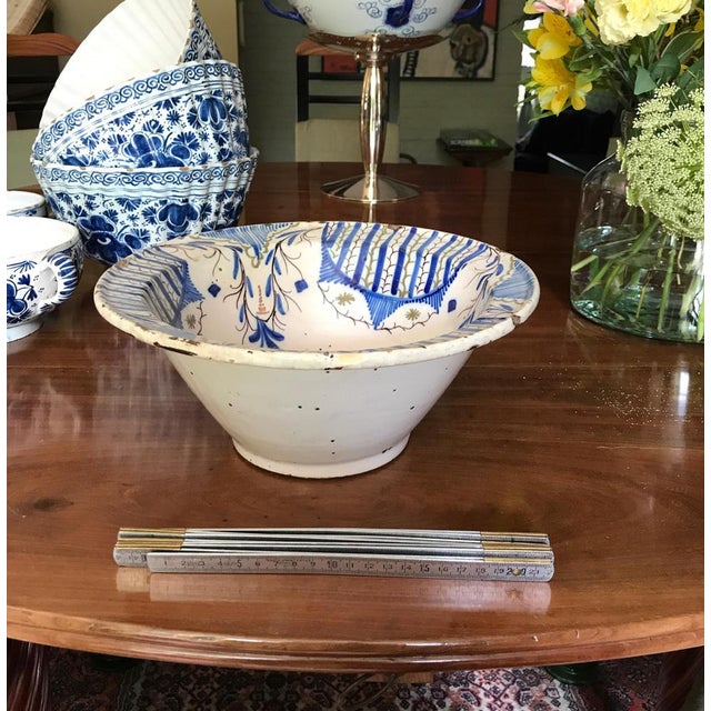 Excepitional Majolica bowl 30 cm 18th century. Signed by the maker. Spanish origin. Beautifull colors delft blue.