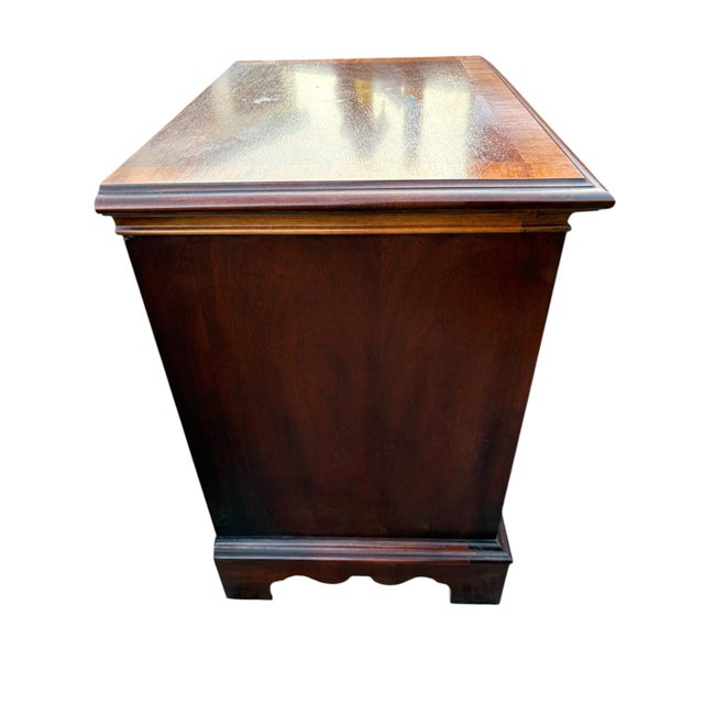 Chippendale Dixie Chippendale Pair of Banded Mahogany Nightstands For Sale - Image 3 of 12
