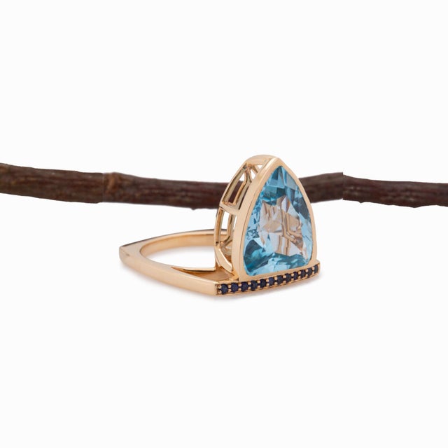 9.5ct Swiss Topaz Ring With Sapphire Accents: Solid 14k Gold, Trillion , Size 6.75 For Sale In Columbus - Image 6 of 11