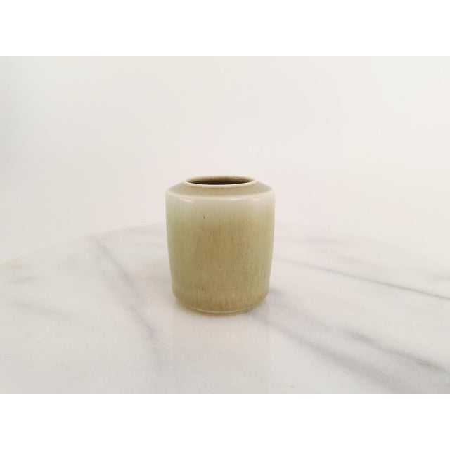 Small mid-century modern stoneware vase model 1209 by Per Linnemann-Schmidt for Palshus, Denmark, 1960s. It has a hare’s...