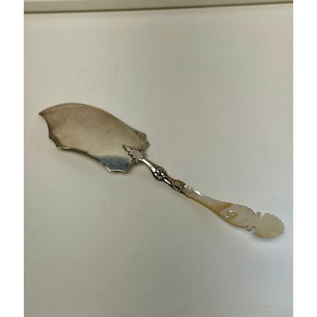 Early 20th Century Antique Silver Plated Fish Server/Cake Slice With Carved Mother-of-Pearl Handle For Sale - Image 5 of 8