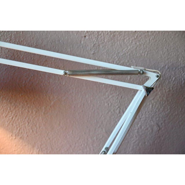 This articulated lamp is a French design from the 1960s. Ultra-functional, it unfolds and articulates for customized...