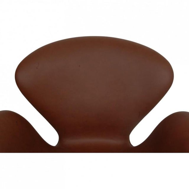 Swan Chair in Mokka Classic Leather by Arne Jacobsen, 2000s For Sale - Image 8 of 14