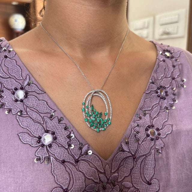 Early 21st Century Natural emerald 3.53cts & diamond 0.84cts pendant in 18k gold For Sale - Image 5 of 18