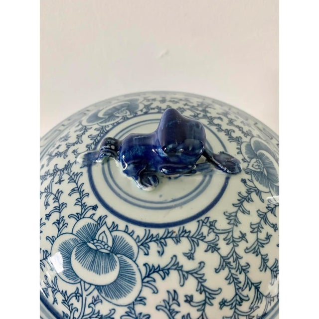 Late 20th Century Chinoiserie Blue and White Porcelain Covered Jars With Foo Dog Finials, Pair For Sale - Image 5 of 13