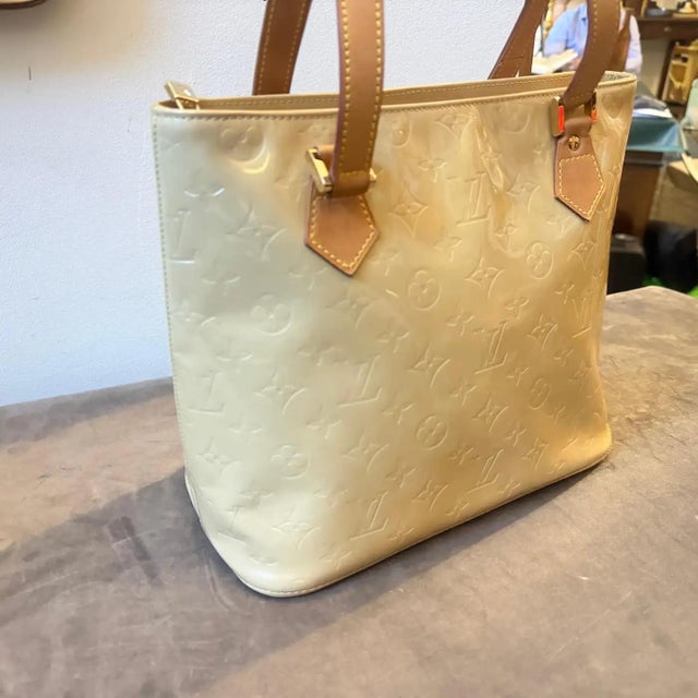 2002 Louis Vuitton Beige, Gold Vernis Patent Leather Houston Hand-Bag For Sale - Image 9 of 17