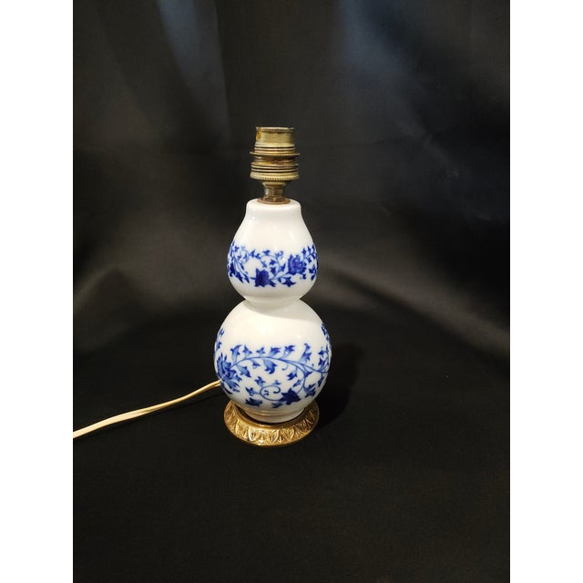 Chinoiserie Mid 20th Century Chinoiserie Blue & White Double Gourd Porcelain Lamps on Gilt Lotus Bases - a Pair For Sale - Image 3 of 8