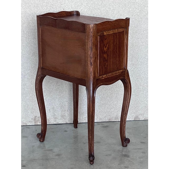 Early 20th Century Pair of Walnut Nightstands Tables with Drawer and Open Shelf For Sale In Miami - Image 6 of 18