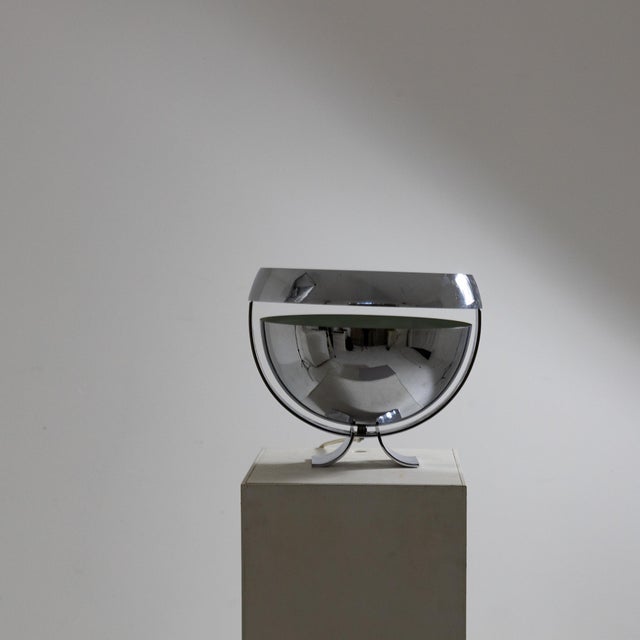 Model 6p2 designed by Paolo Tilche for Sirrah in 1968. Out of production. Beautiful table lamp with a semi-spherical...