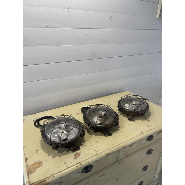 1930s Vintage Industrial Round Wall Lamp in Cast Iron, 1930s For Sale - Image 5 of 10