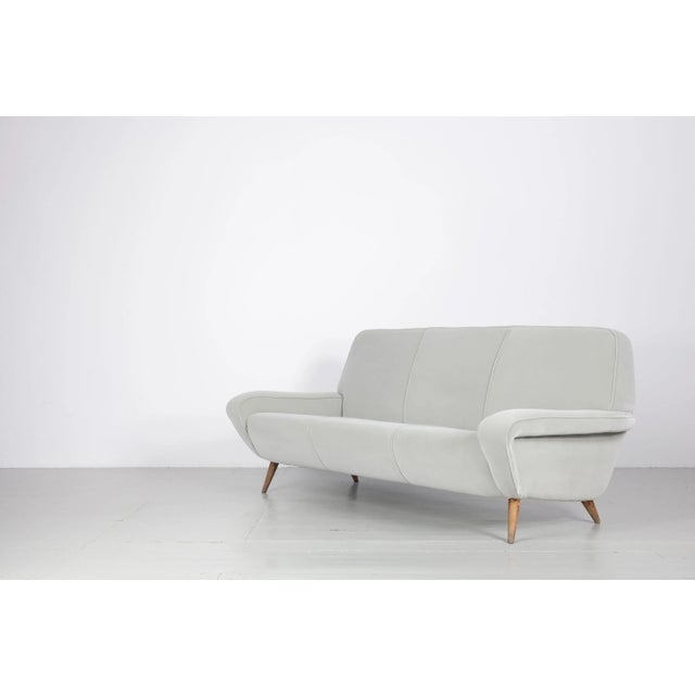 This sofa "830" was designed in the 1950s by gianfranco frattini and manufactured by the italian company cassina. The body...