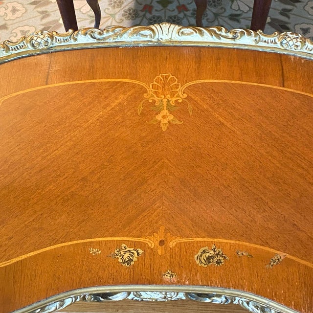 1940s French Provincial Style Kidney-Shaped 5 Leg Coffee Table With Inlaid Marquetry Top and Glass Overlay For Sale - Image 15 of 18