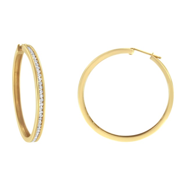 You will fall in love with these bold circle hoop earrings. A must have for any serious jewelry collection, these 14K...
