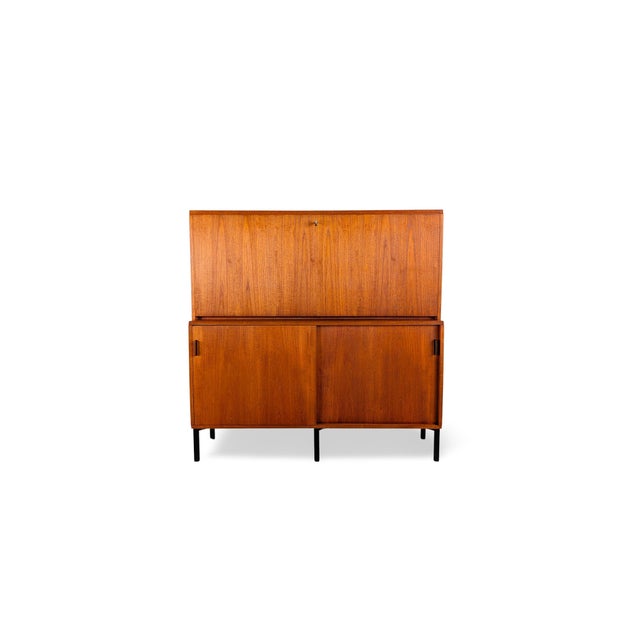 We are offering a beautiful teak secretary desk for sale from the former German premium manufacturer Holzäpfel KG....