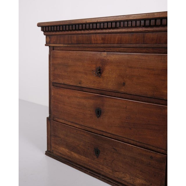 Louis XVI Chest of Drawers with Dentil Moulding and Side Columns, 1760 For Sale - Image 5 of 10
