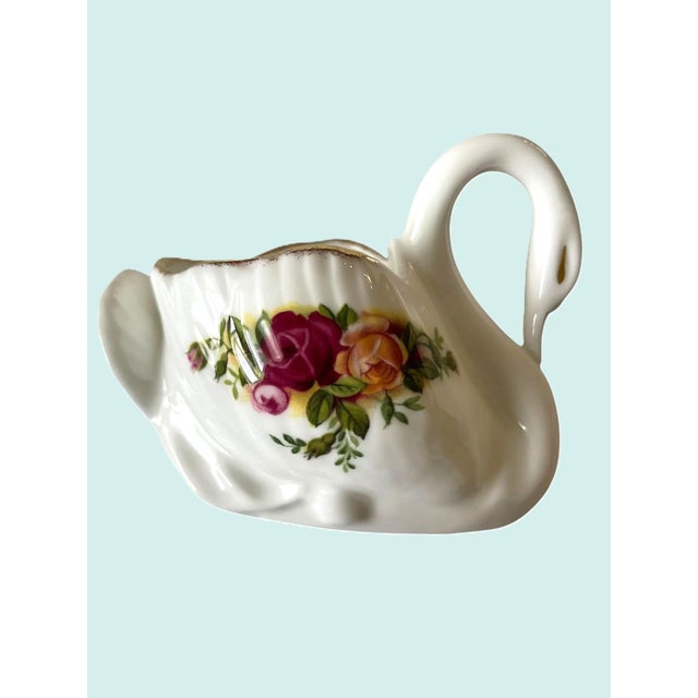 Royal Albert “Old Country Roses” Swan Pair — Perfect Condition A beautifully preserved pair of Royal Albert swan figurines...