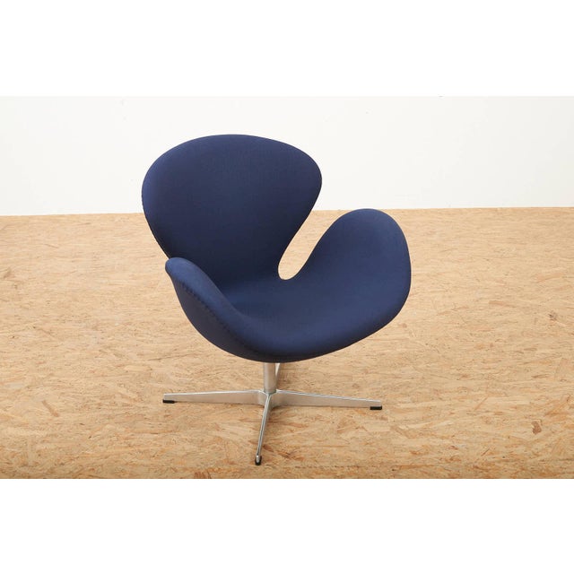 Swan Chair in Cast Aluminum Frame by Arne Jacobsen, 2001 For Sale - Image 3 of 15
