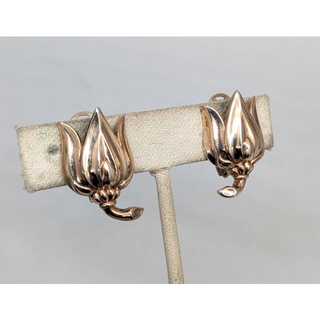 1950 goldtone tulip shaped clip earrings. Marked crown "TRIFARI." Measure: 1 1/16 inches long by 5/8 inches wide....